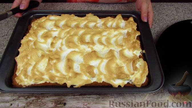 Фото приготовления рецепта: Пирог с творогом и сливами - шаг №17