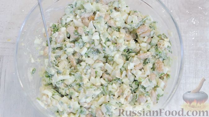 Фото приготовления рецепта: Белковый салат с кальмарами - шаг №4