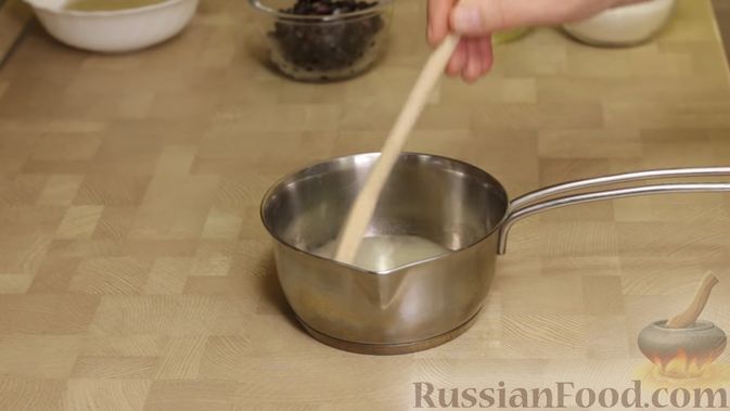 Фото приготовления рецепта: Домашний зефир из черной смородины, с сиропом глюкозы - шаг №2