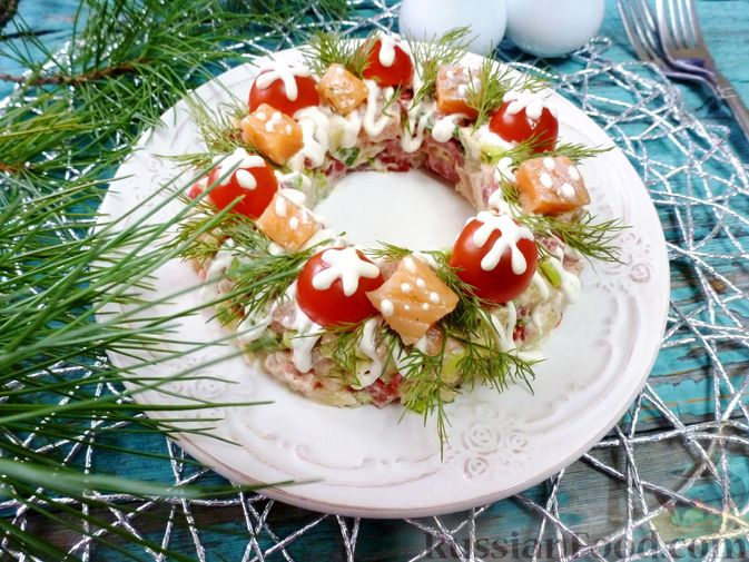 Фото к рецепту: Салат "Русские традиции" с красной рыбой и помидорами
