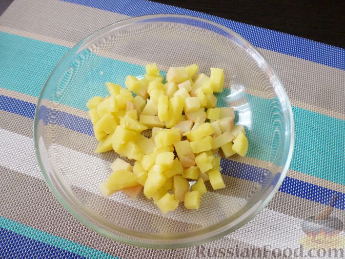Фото приготовления рецепта: Салат "Русские традиции" с красной рыбой и помидорами - шаг №5