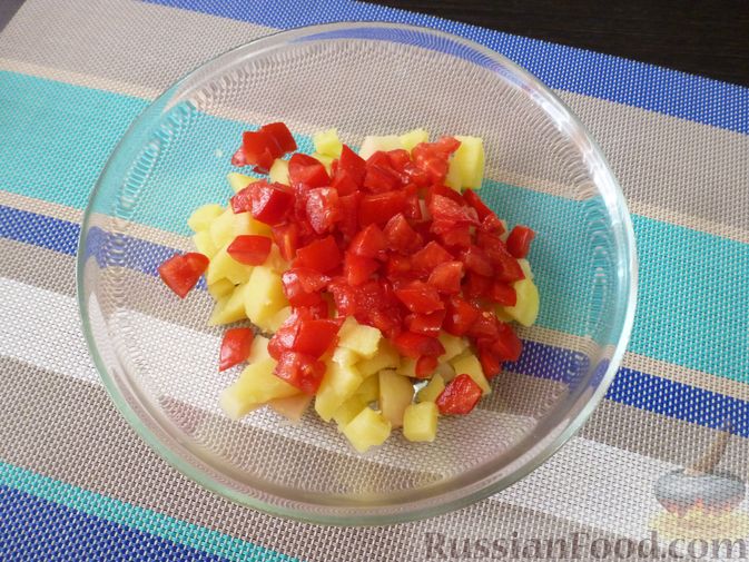 Фото приготовления рецепта: Салат "Русские традиции" с красной рыбой и помидорами - шаг №6