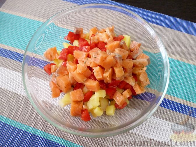 Фото приготовления рецепта: Салат "Русские традиции" с красной рыбой и помидорами - шаг №7