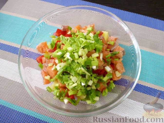 Фото приготовления рецепта: Салат "Русские традиции" с красной рыбой и помидорами - шаг №8