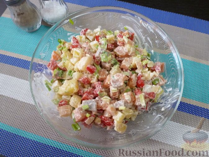 Фото приготовления рецепта: Салат "Русские традиции" с красной рыбой и помидорами - шаг №9