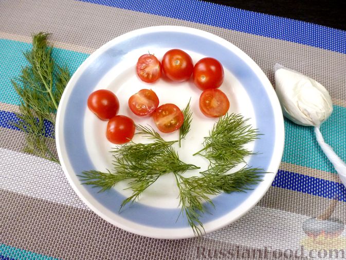 Фото приготовления рецепта: Салат "Русские традиции" с красной рыбой и помидорами - шаг №10