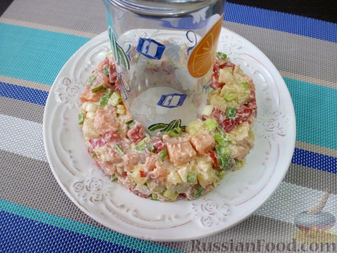 Фото приготовления рецепта: Салат "Русские традиции" с красной рыбой и помидорами - шаг №11