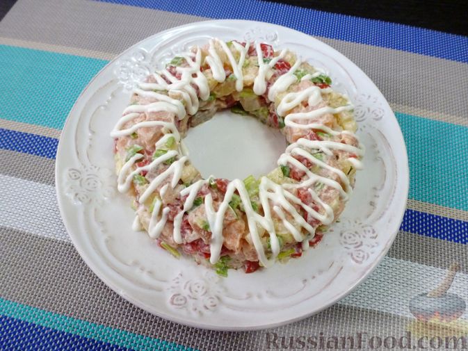 Фото приготовления рецепта: Салат "Русские традиции" с красной рыбой и помидорами - шаг №12