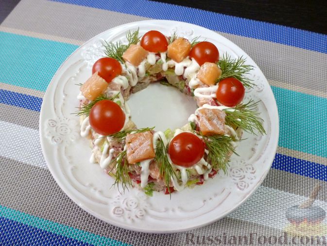 Фото приготовления рецепта: Салат "Русские традиции" с красной рыбой и помидорами - шаг №13