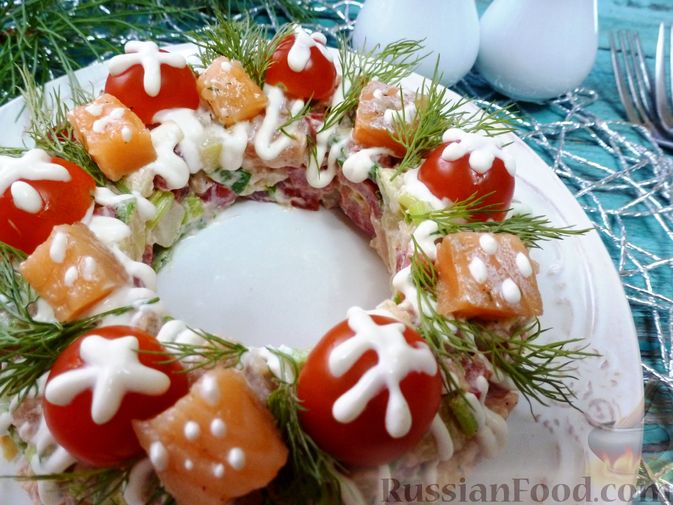 Фото приготовления рецепта: Салат "Русские традиции" с красной рыбой и помидорами - шаг №15