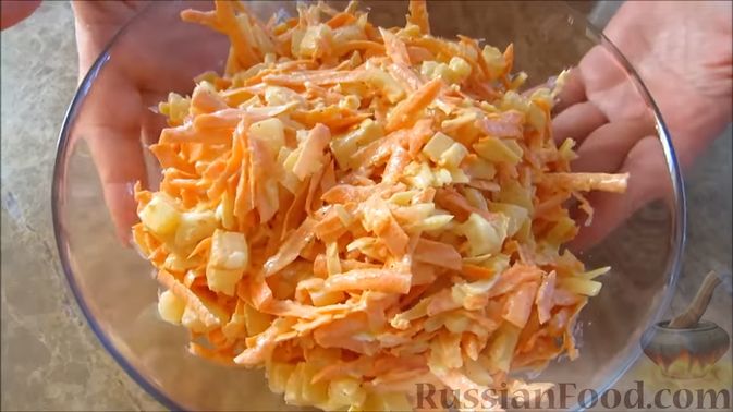Фото приготовления рецепта: Морковный салат с ананасами - шаг №4