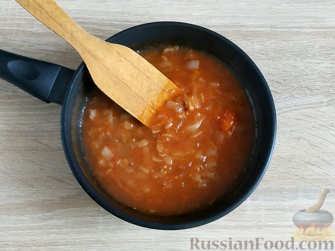 Фото приготовления рецепта: Запечённая скумбрия в томатно-луковом соусе - шаг №8