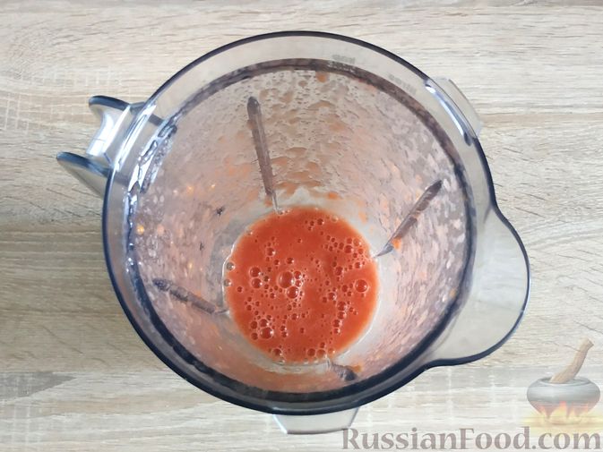 Фото приготовления рецепта: Запечённая скумбрия в томатно-луковом соусе - шаг №4