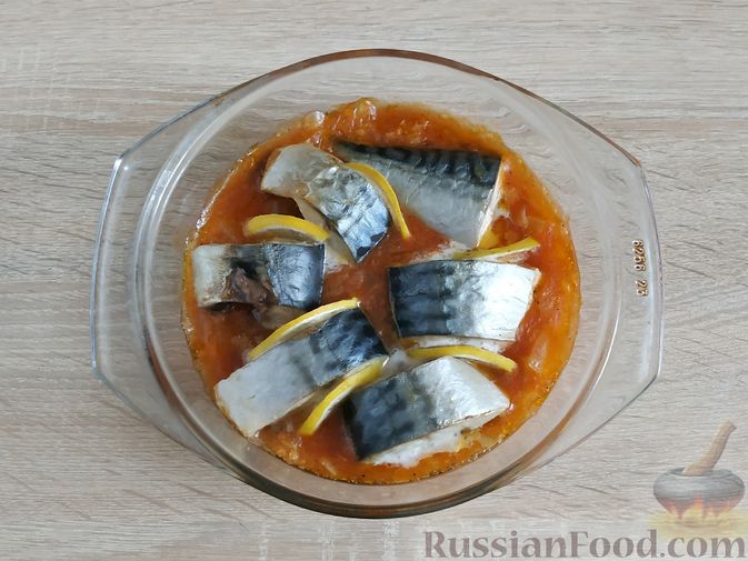 Фото приготовления рецепта: Запечённая скумбрия в томатно-луковом соусе - шаг №11