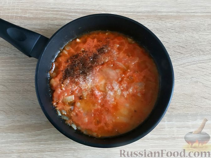 Фото приготовления рецепта: Запечённая скумбрия в томатно-луковом соусе - шаг №7