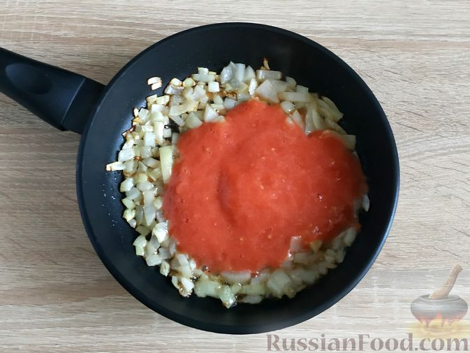 Фото приготовления рецепта: Запечённая скумбрия в томатно-луковом соусе - шаг №6