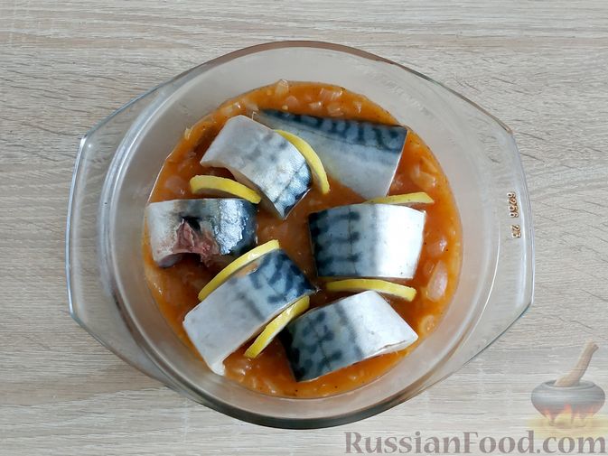 Фото приготовления рецепта: Запечённая скумбрия в томатно-луковом соусе - шаг №10