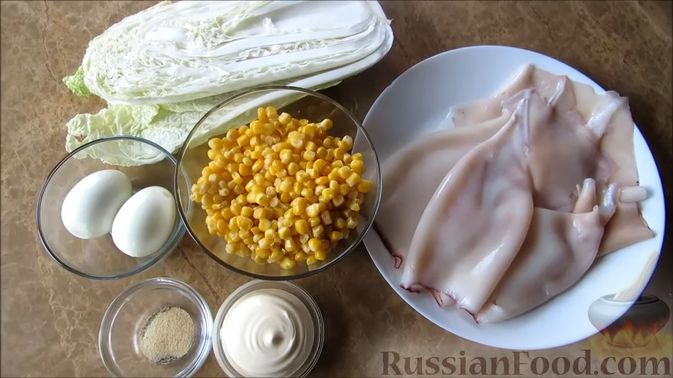 Фото приготовления рецепта: Сочный салат с кальмарами, кукурузой и пекинской капустой - шаг №1