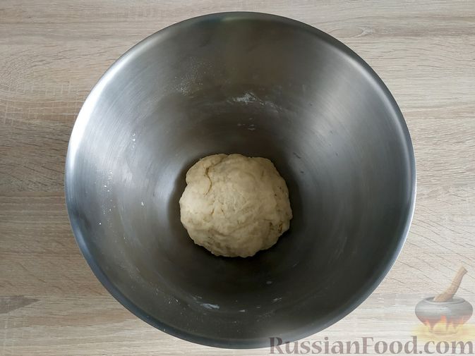 Фото приготовления рецепта: Пирог с вишнёвым вареньем - шаг №5