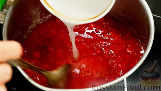 Фото приготовления рецепта: Буберт (десерт из манной крупы с ягодами) - шаг №4
