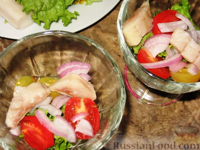 Фото приготовления рецепта: Салат с сельдью и помидорами - шаг №2