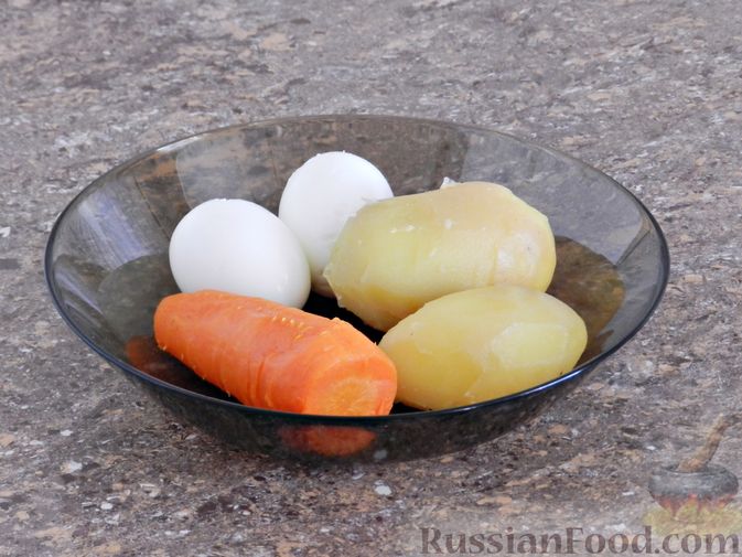 Фото приготовления рецепта: Слоеный овощной салат с плавленым сыром и яйцом - шаг №2