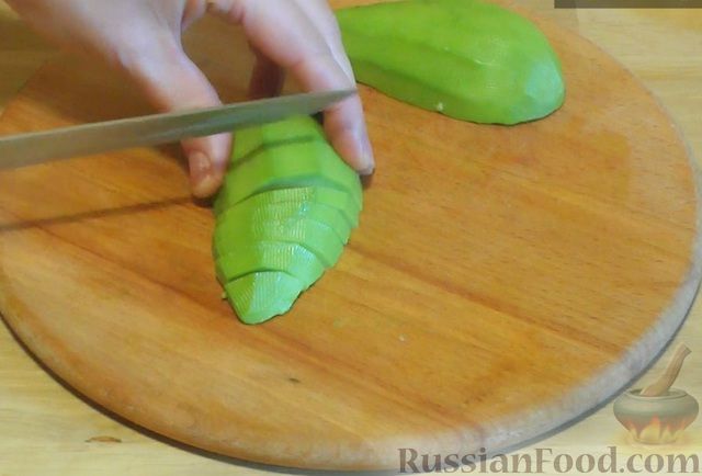 Фото приготовления рецепта: Салат с авокадо и кедровыми орешками - шаг №4
