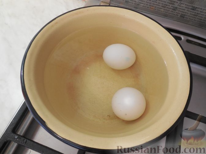 Фото приготовления рецепта: Закусочные бутерброды с  яйцами и солёными огурцами - шаг №2