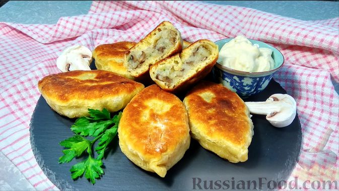 Жареные пирожки с картошкой и луком на сковороде