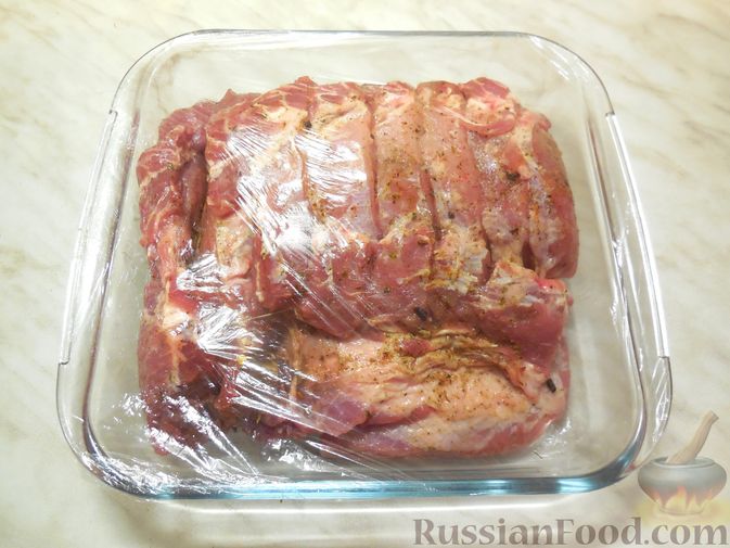 Фото приготовления рецепта: Свинина, запечённая с грушами - шаг №4