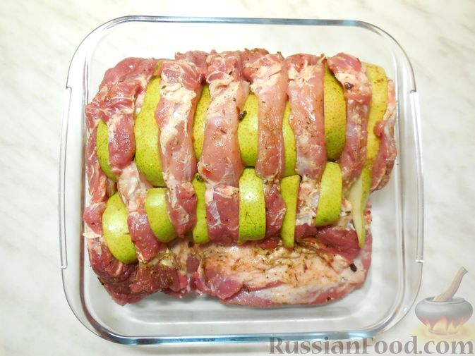 Фото приготовления рецепта: Свинина, запечённая с грушами - шаг №6