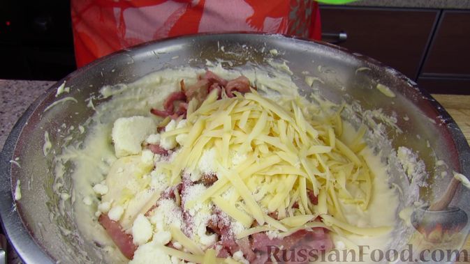 Фото приготовления рецепта: Закусочный пирог с копченой грудинкой, вялеными помидорами и сыром - шаг №5