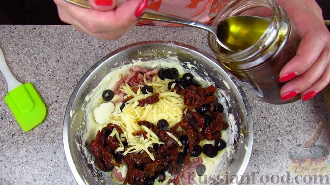 Фото приготовления рецепта: Закусочный пирог с копченой грудинкой, вялеными помидорами и сыром - шаг №7