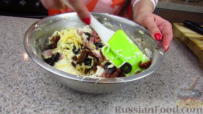 Фото приготовления рецепта: Закусочный пирог с копченой грудинкой, вялеными помидорами и сыром - шаг №9