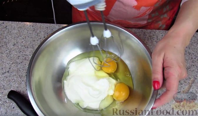 Фото приготовления рецепта: Закусочный пирог с копченой грудинкой, вялеными помидорами и сыром - шаг №2