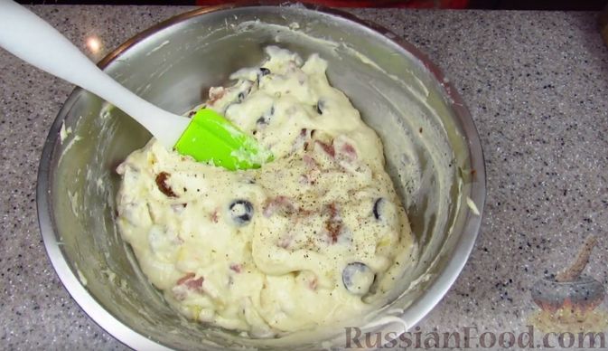 Фото приготовления рецепта: Закусочный пирог с копченой грудинкой, вялеными помидорами и сыром - шаг №8