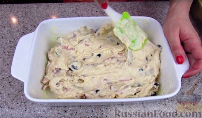 Фото приготовления рецепта: Закусочный пирог с копченой грудинкой, вялеными помидорами и сыром - шаг №10