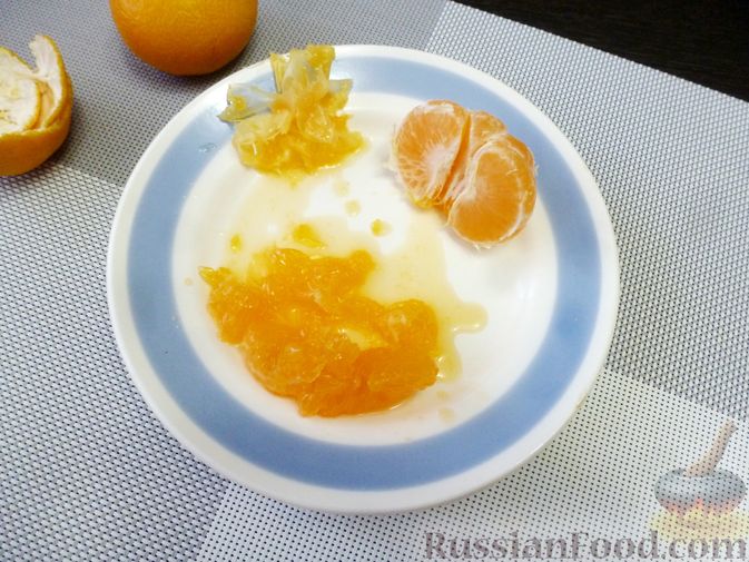 Фото приготовления рецепта: Молочный коктейль с хурмой и мандаринами - шаг №3