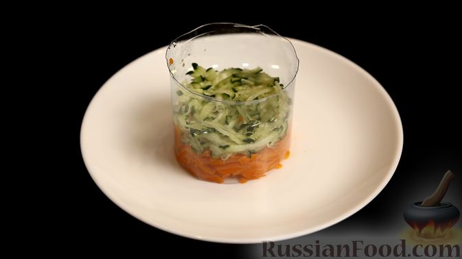 Фото приготовления рецепта: Слоёный салат со шпротами и зелёным горошком (без майонеза) - шаг №3