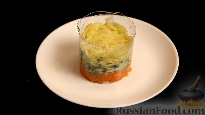 Фото приготовления рецепта: Слоёный салат со шпротами и зелёным горошком (без майонеза) - шаг №4