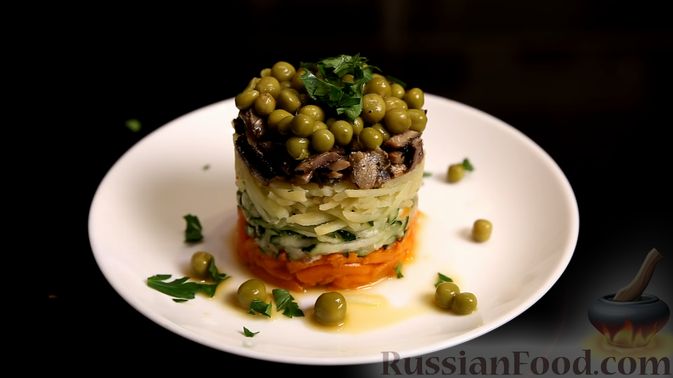 Фото приготовления рецепта: Слоёный салат со шпротами и зелёным горошком (без майонеза) - шаг №8