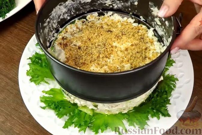 Фото приготовления рецепта: Салат "Нежность" с курицей, черносливом и орехами - шаг №13