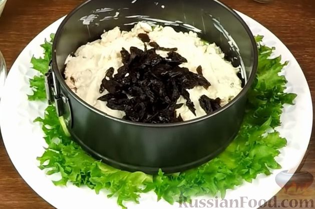 Фото приготовления рецепта: Салат "Нежность" с курицей, черносливом и орехами - шаг №10