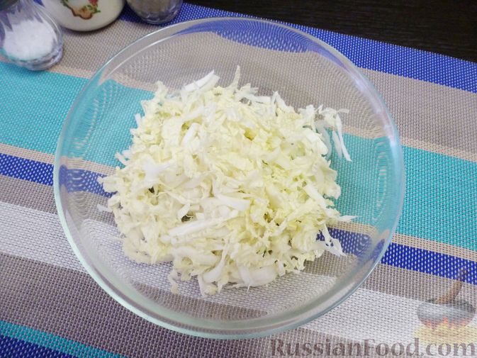 Фото приготовления рецепта: Салат из пекинской капусты с хурмой - шаг №2