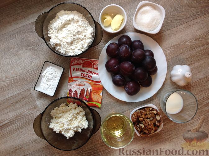 Фото приготовления рецепта: Творожный пирог со сливами и орехами в карамели - шаг №1
