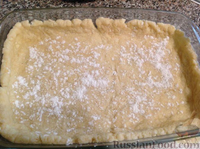 Фото приготовления рецепта: Творожный пирог со сливами и орехами в карамели - шаг №9