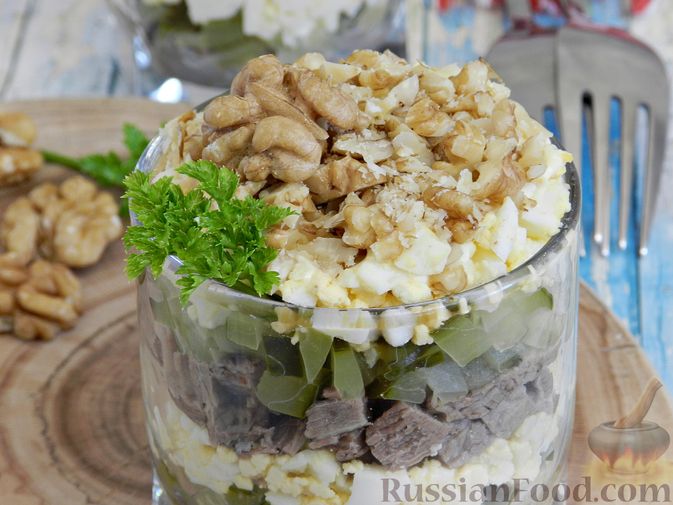 Фото приготовления рецепта: Мясной салат с орехами - шаг №13