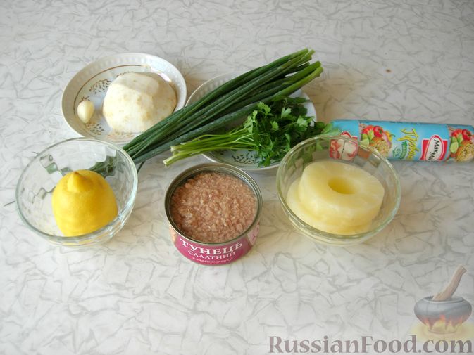 Фото приготовления рецепта: Закуска с тунцом и сельдереем на ананасовых кольцах - шаг №1