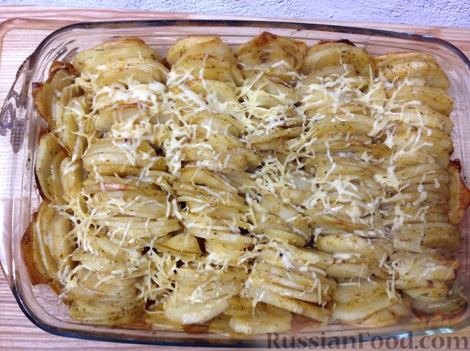 Фото приготовления рецепта: Киш с капустой и черносливом, в яично-сметанной заливке с сыром - шаг №14