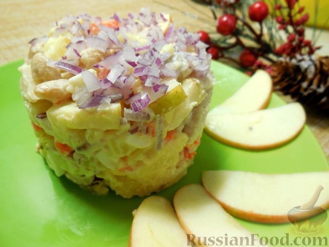 Фото к рецепту: Салат с сельдью, овощами и фруктами